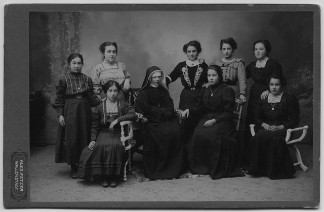 Operaie di Vaglio in fabbriche tessili nel convitto delle suore di Menzingen