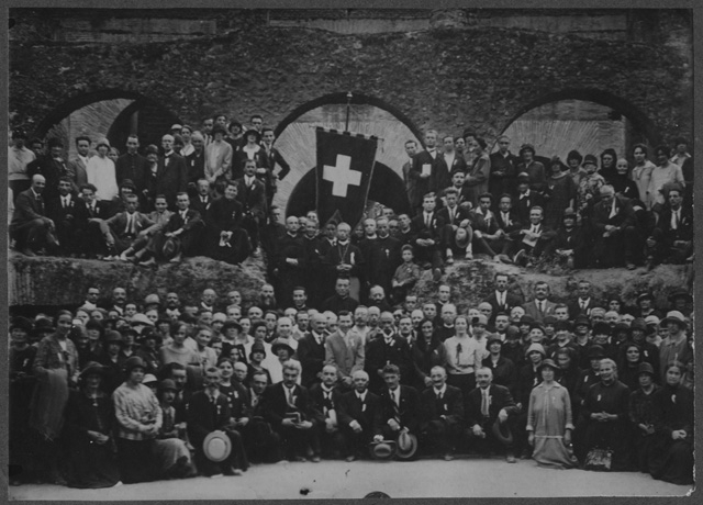Partecipanti al pellegrinaggio svizzero in posa davanti al Colosseo