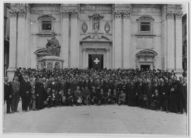 Partecipanti al pellegrinaggio svizzero in posa sulla piazza della Madonna di Loreto