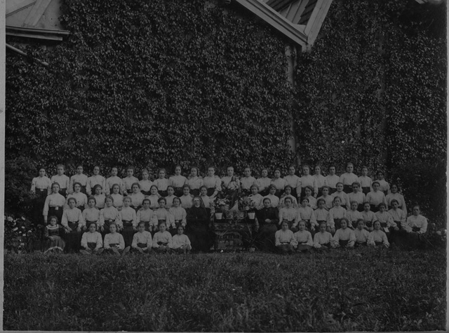 Alunne dell'istituto delle suore di Menzingen in posa