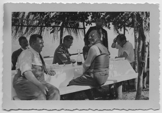 Pranzo a Maglio di Colla durante i lavori della costruzione delle strade in Val Colla