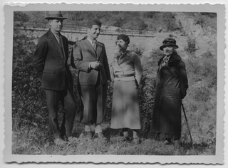 Due coppie davanti a un ponte