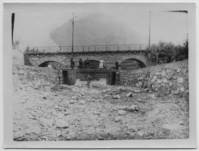 Gruppo su un ponte sopra un fiume in secca
