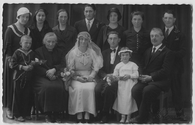 Famiglie in posa per il matrimonio di Teresita Airoldi e Giovanni Quadri