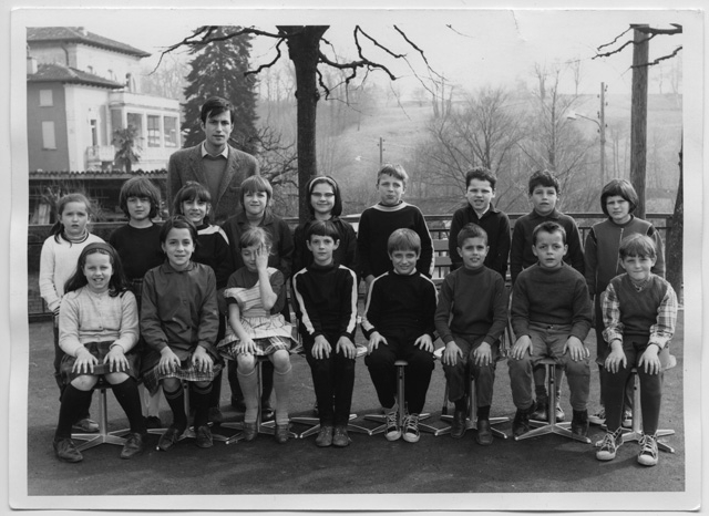 Allievi della scuola elementare di Tesserete in posa
