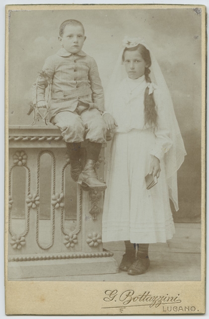 Ritratto di bambino e ragazza in occasione di una Prima Comunione