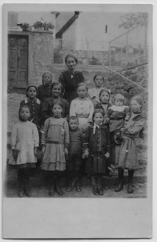 Scolaresca con maestra (?)