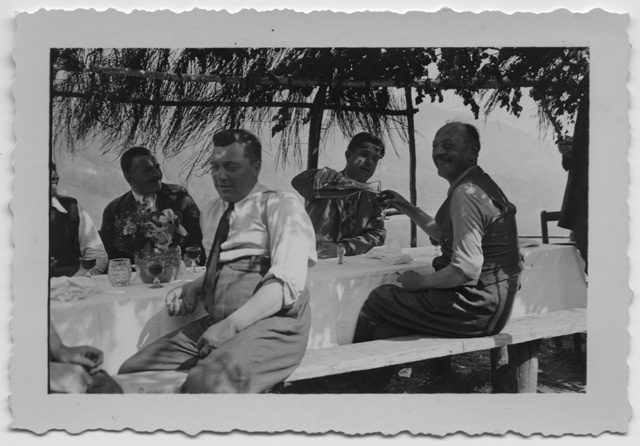 Pranzo a Maglio di Colla durante i lavori della costruzione delle strade in Val Colla