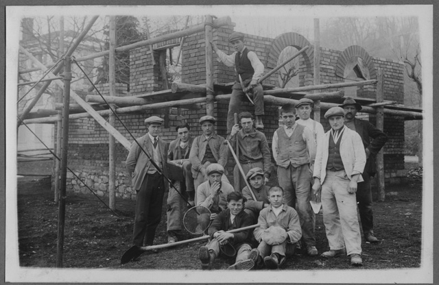 Ritratto di operai durante la scuola di muratori