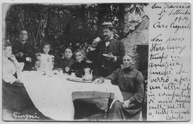 Ritratto di famiglia seduta al tavolo