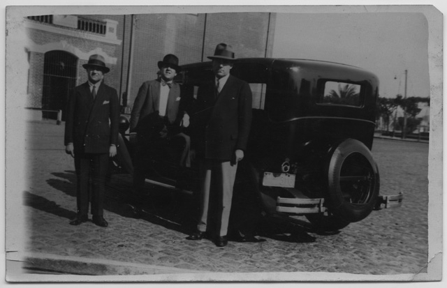 I fratelli Antonini davanti a un'automobile al porto di Buenos Aires