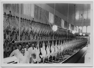 Interno di una polleria con commessi a San Francisco