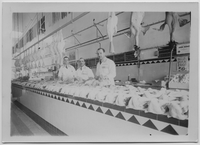 Interno di una polleria a San Francisco con lavoratori