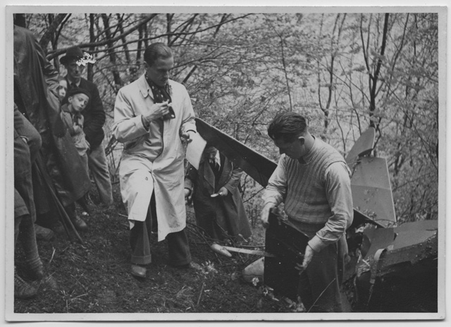 Gruppo di persone attorno all'aereo precipitato a Bogno
