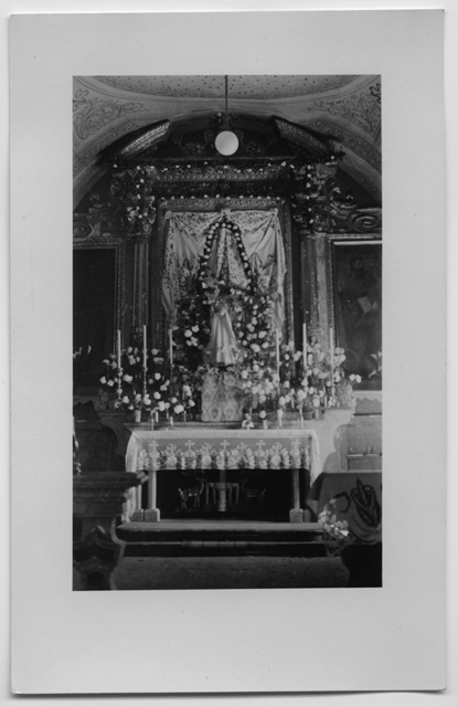 Altare della chiesa dei Santi Pietro e Paolo addobbato