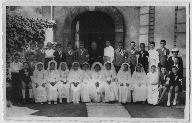 Ragazzi in posa in occasione della Prima Comunione con don Crivelli