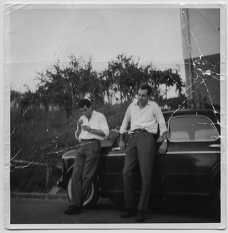 Edi Menghetti e Franco Dolci davanti a una FIAT 1100