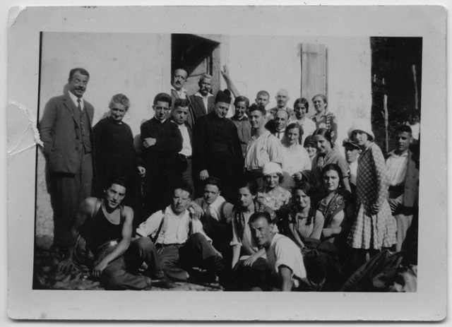 Gruppo di persone con un prete