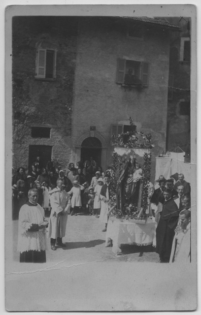 Processione della Madonna del Carmine nella piazza di Sala Capriasca