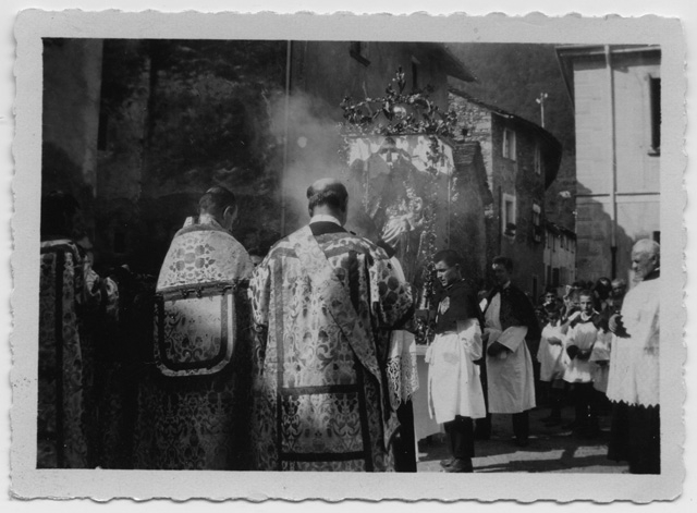 Arrivo della processione della Madonna del Carmine in piazza a Sala