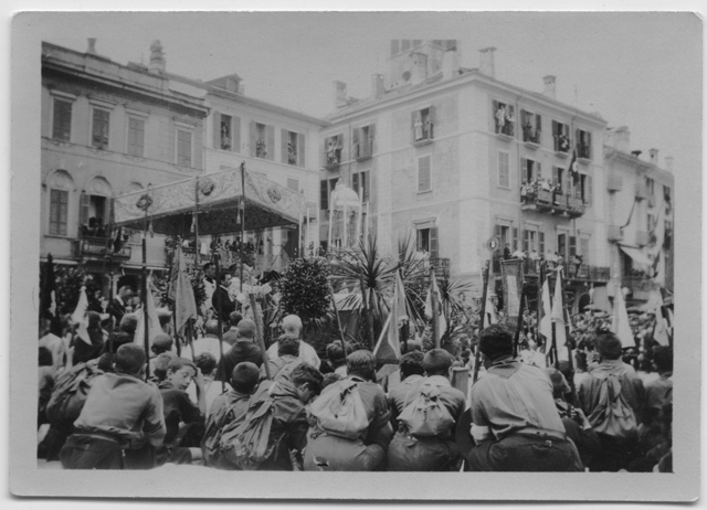 Gruppo di scout riuniti per una messa