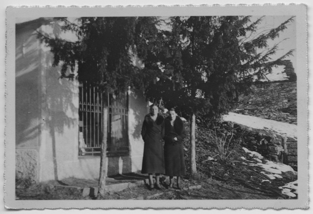 Due donne davanti alla Cappella della Via Crucis di Bigorio