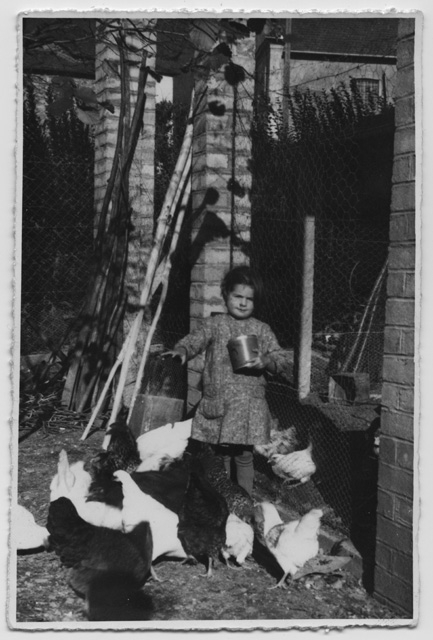 Maria De Luigi-Menghetti nel pollaio