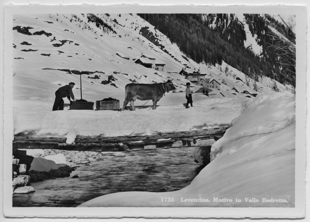 Trasporto di materiale con una slitta in Val Bedretto