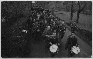 Soldati in marcia a un corso ripetizione