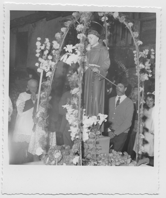 Statua di Sant'Antonio da Padova addobbata per il 50º della chiesa