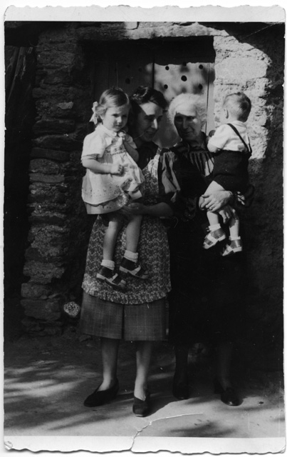 Pia Müller con la madre Edvige Talamona e i figli Carla e Mino