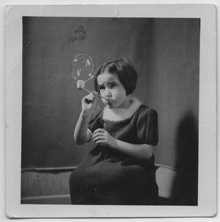 Ritratto di bambina con bolla di sapone