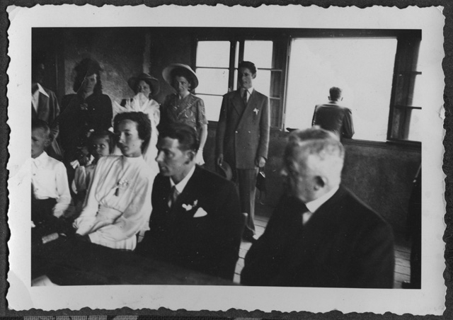 Carmen Airoldi e Attilio Quadri nel municipio di Vaglio per la firma del matrimonio