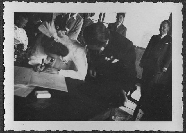 Firma dell'atto matrimoniale nel municipio di Vaglio