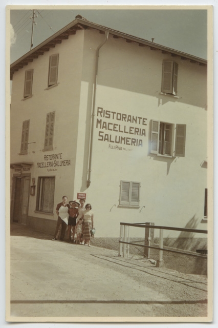 Gruppo di persone davanti al ristorante Riva, durante il carnevale