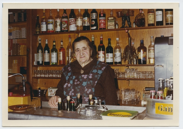 Luigina Riva all'interno del ristorante Riva