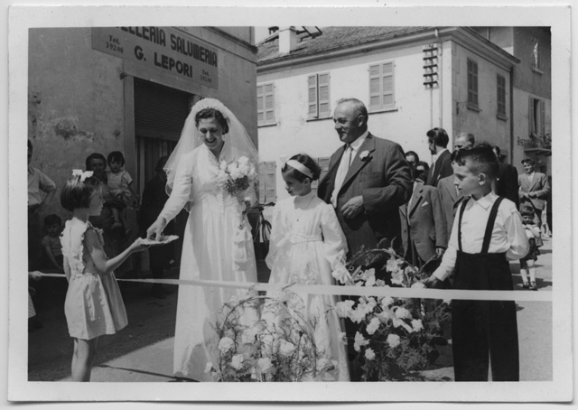 Carmen Mini-Riva taglia il nastro della ròsta al proprio matrimonio