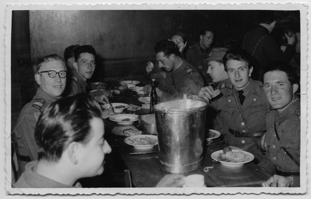 Ritratto di soldati al tavolo mentre mangiano