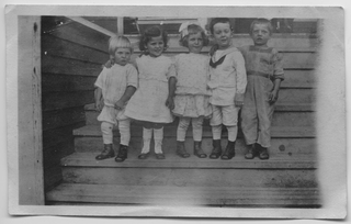 Ritratto di cinque bambini su una scala