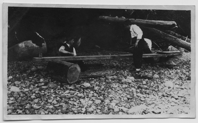 Tre uomini ai bordi di un fiume