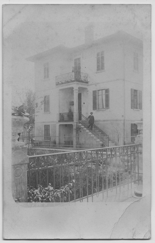 Fiorenzo Riva davanti a una casa di Lugano