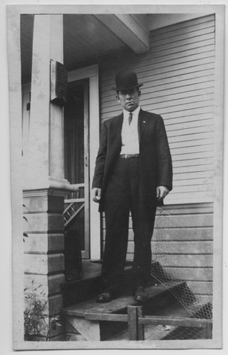 Uomo sulla soglia di casa a Seattle