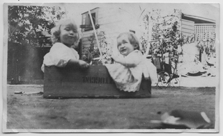 Ritratto di due bambine in una scatola