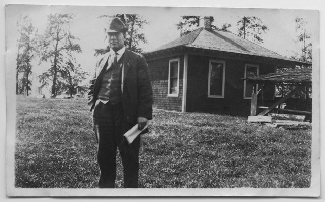 Ritratto di uomo in giardino a Seattle