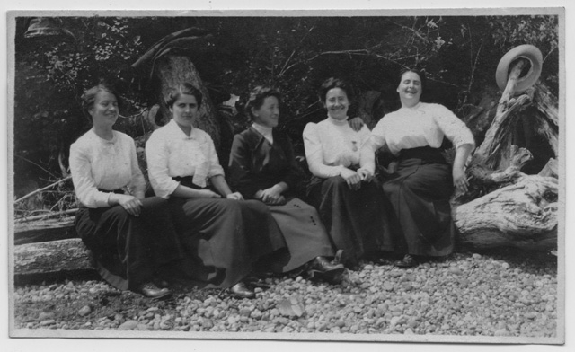 Ritratto di cinque donne su una spiaggia di Seattle