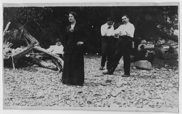 Ritratto di emigranti a un pique nique su una spiaggia