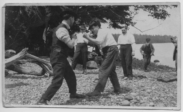 Ritratto di due uomini che giocano alla boxe