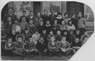 Classe elementare in posa davanti alla chiesa di Tesserete