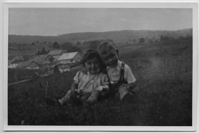 Ritratto di due bambini su un prato