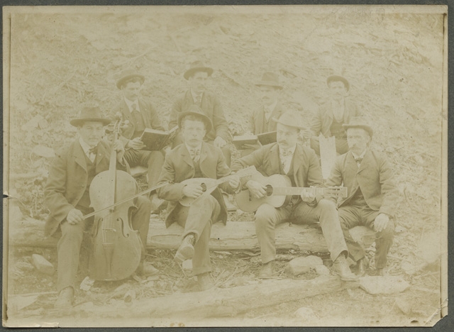 Ritratto di uomini con strumenti musicali